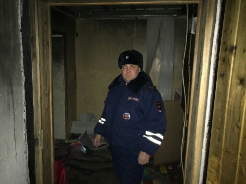 В городе Орске Оренбургской области сотрудник МВД вынес из огня 4-летнюю девочку