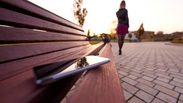 Найденный на улице телефон надо попытаться вернуть владельцу