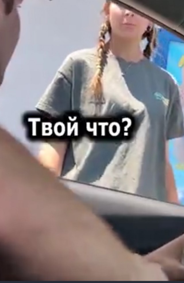 Парень показывает прохожим своего броненосца. И всем это нравится