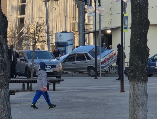 Зарулил проветриться.