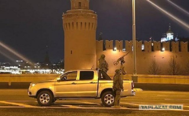 Во Владивостоке заметили мужчину, летающего над картодромом на необычном аппарате