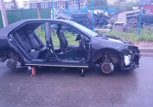 Разборка в Хабаровске: хозяйка машины наткнулась на "останки" своего автомобиля