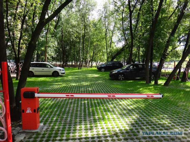 Местные власти смогут штрафовать за парковку во дворах