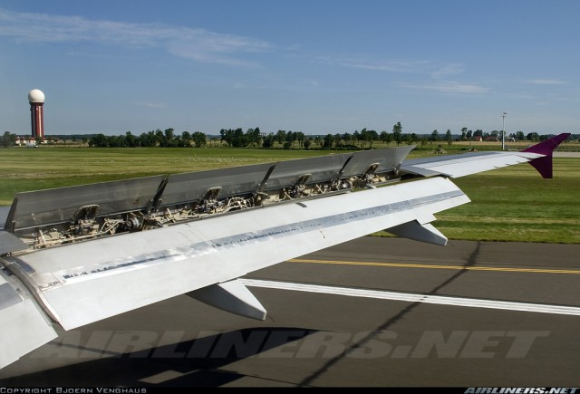 Прямо сейчас в аэропорту Шереметьево самолет “Аэрофлота” готовится к аварийной посадке