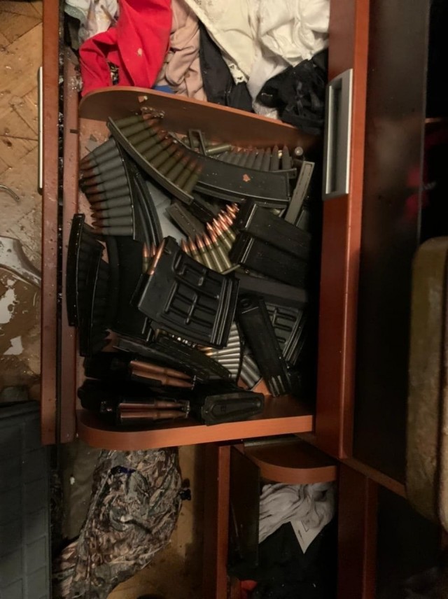 В элитном подмосковном посёлке Вешки ФСБ проводит масштабную спецоперацию - местный житель отстреливается из дома