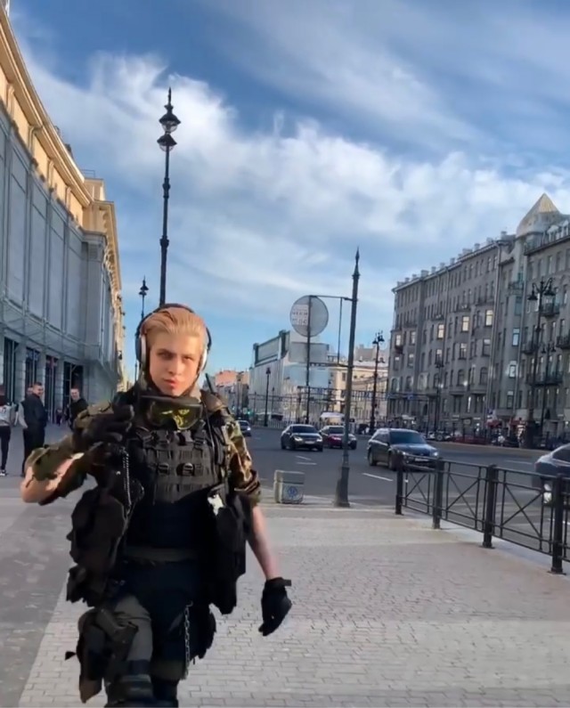 В таком своеобразном костюме 17-летний Игорь сегодня пытался войти в школу 147 на Индустриальном проспекте в Петербурге