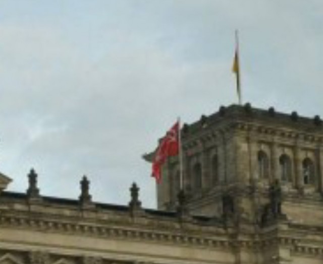 Над Рейхстагом в Берлине снова появилось знамя Победы