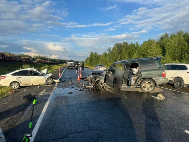 Обгонял фуру по встречке и убил троих