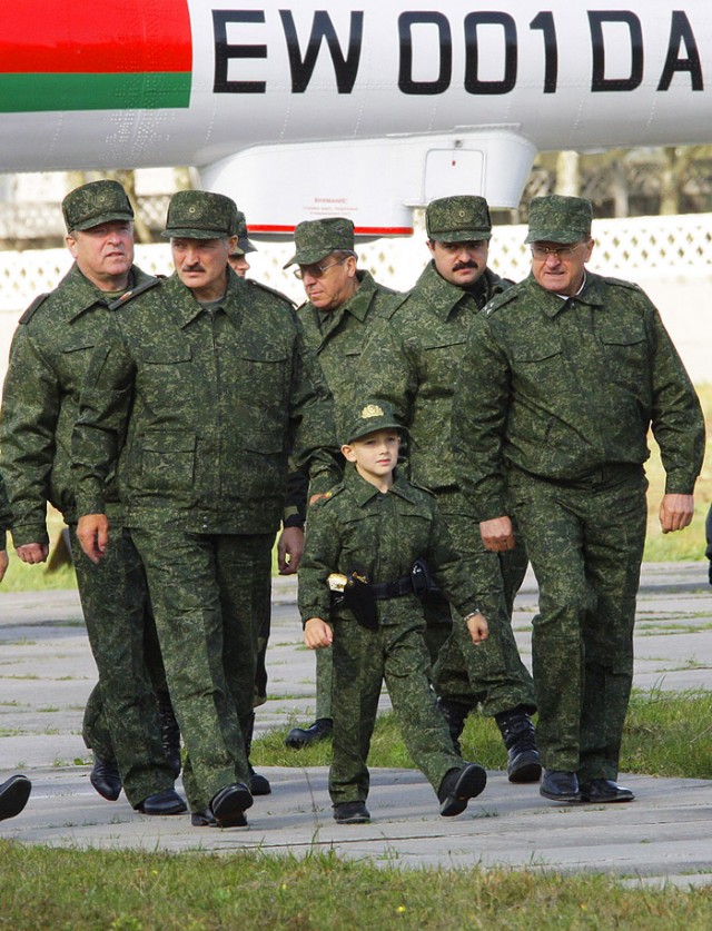Коля носит пистолет