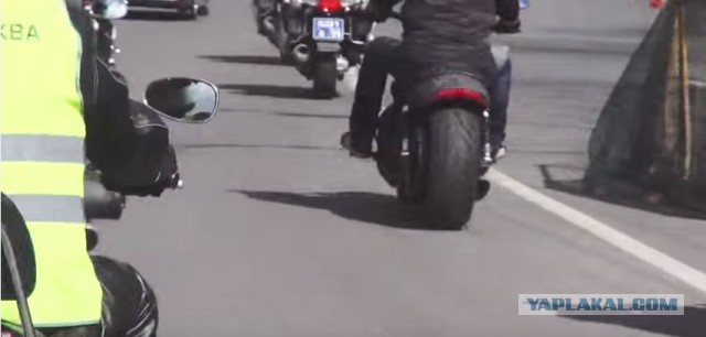 "Почему я должен из-за вас стоять?!"
