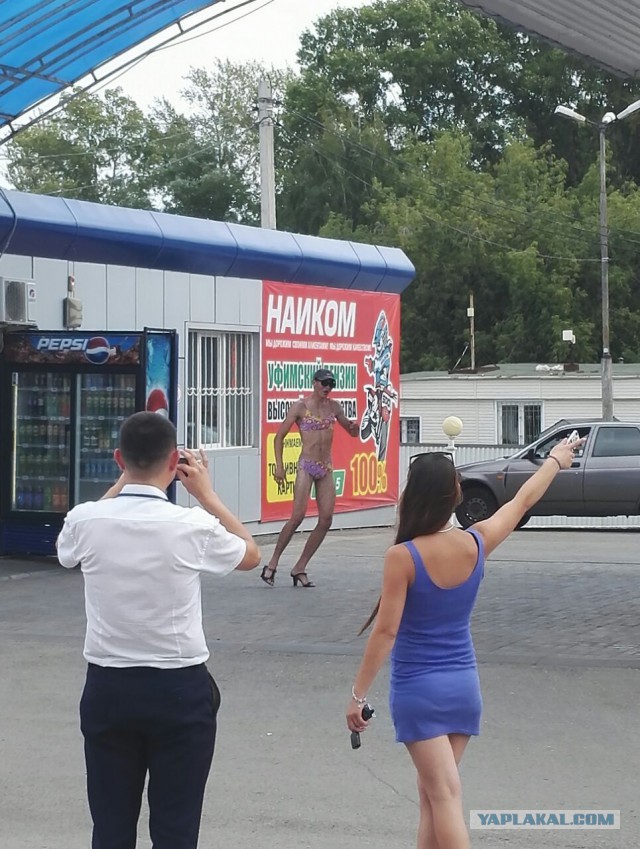 Женщины в Челнах массово разделись ради бесплатного бензина