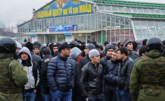 Россия привлекает в страну миллионы трудовых мигрантов