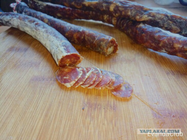 Кнуты, сыровяленые колбаски к пиву.