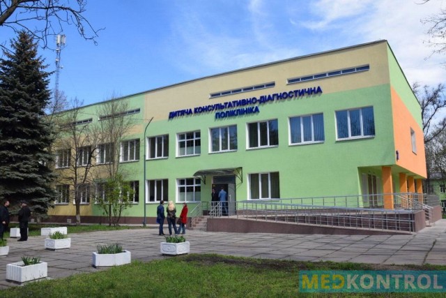 Обнаружили девушку, которую фотографы засняли на развалинах роддома в Мариуполе.