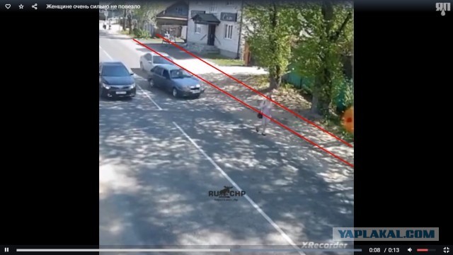 Женщине очень сильно не повезло на дороге