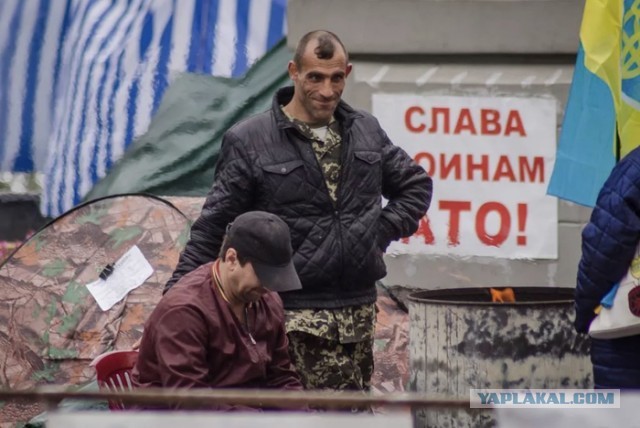 C обелиска городу-герою Киеву убрали «Золотые Звезды» и надпись на русском