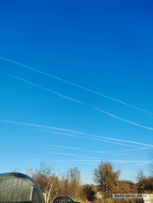 Это не дым из двигателя, это шлейф из водяного пара