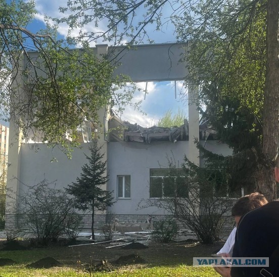 На окраине Екатеринбурга рухнула крыша колледжа