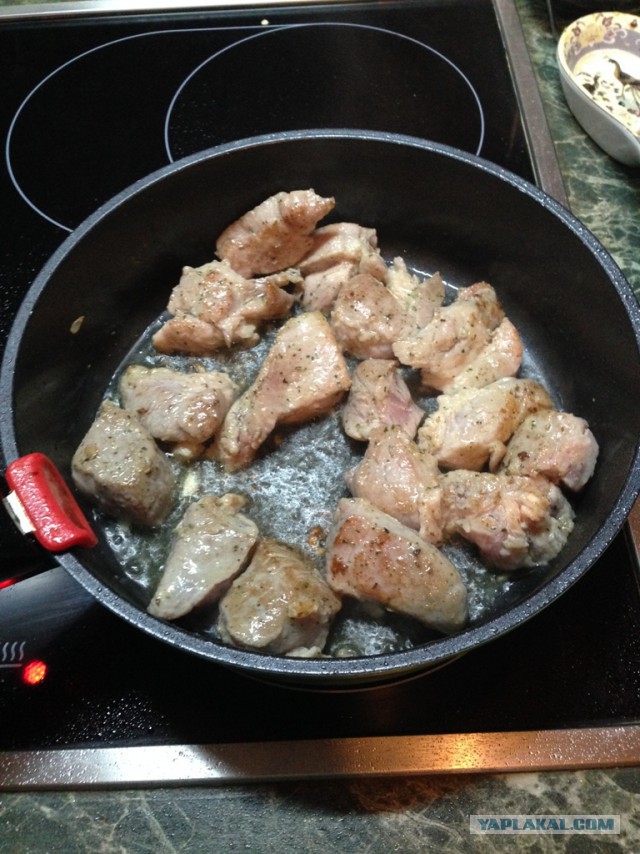 Свинина карри на листьях салата