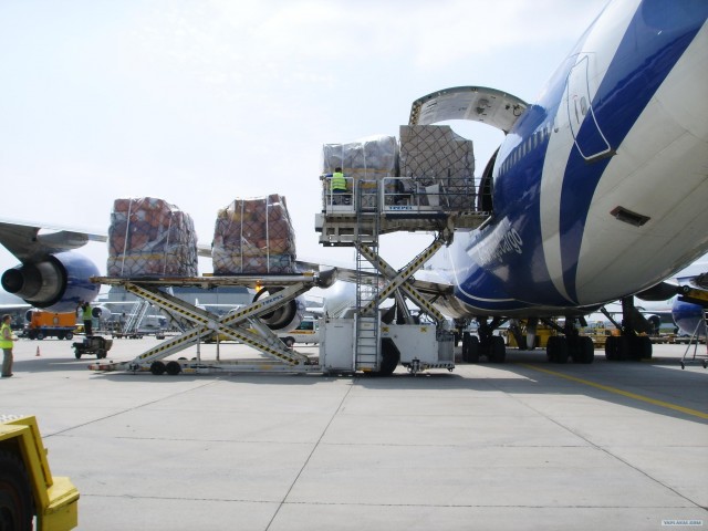 Выгрузка грузового  Боинга-747F