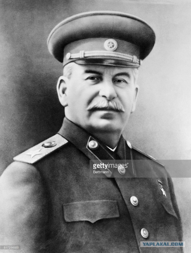 10 тысяч алых цветов возложено к могиле Сталина в Москве