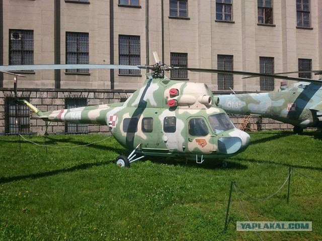 Самолет во дворе