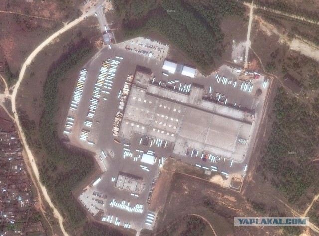 Под Казанью дальнобойщики забросали дорогу в поселке бутылками с мочой