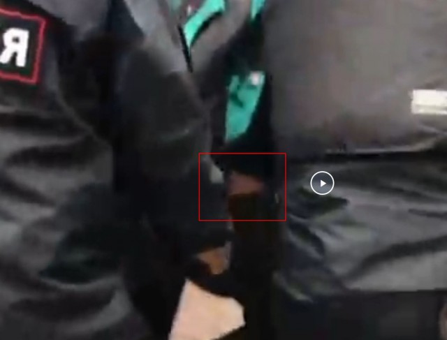 Опубликовано видео, из которого следует, что задержанному на Арбате полицейский что-то кладет в задний карман джинсов.
