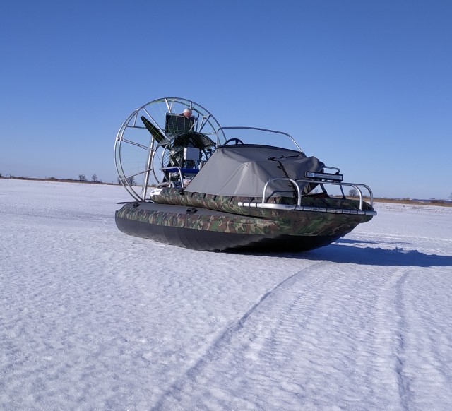 Рыбак с легковым автомобилем оказался на отколовшейся льдине в Хабаровском крае