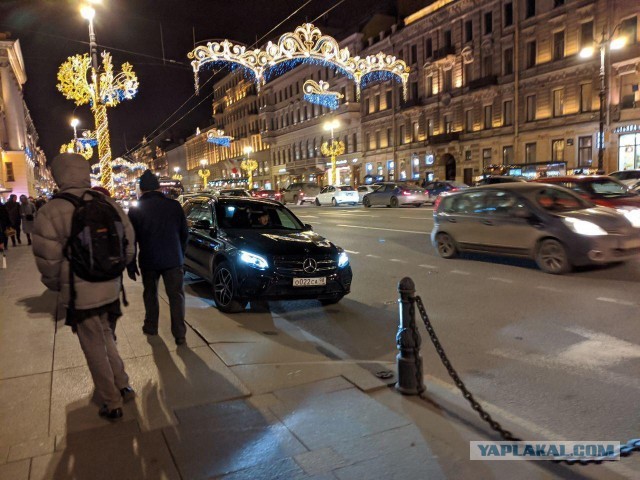 Боярский продолжает захватывать тротуар на набережной Мойки. Очевидцы снова споткнулись о чёрный «Мерседес».
