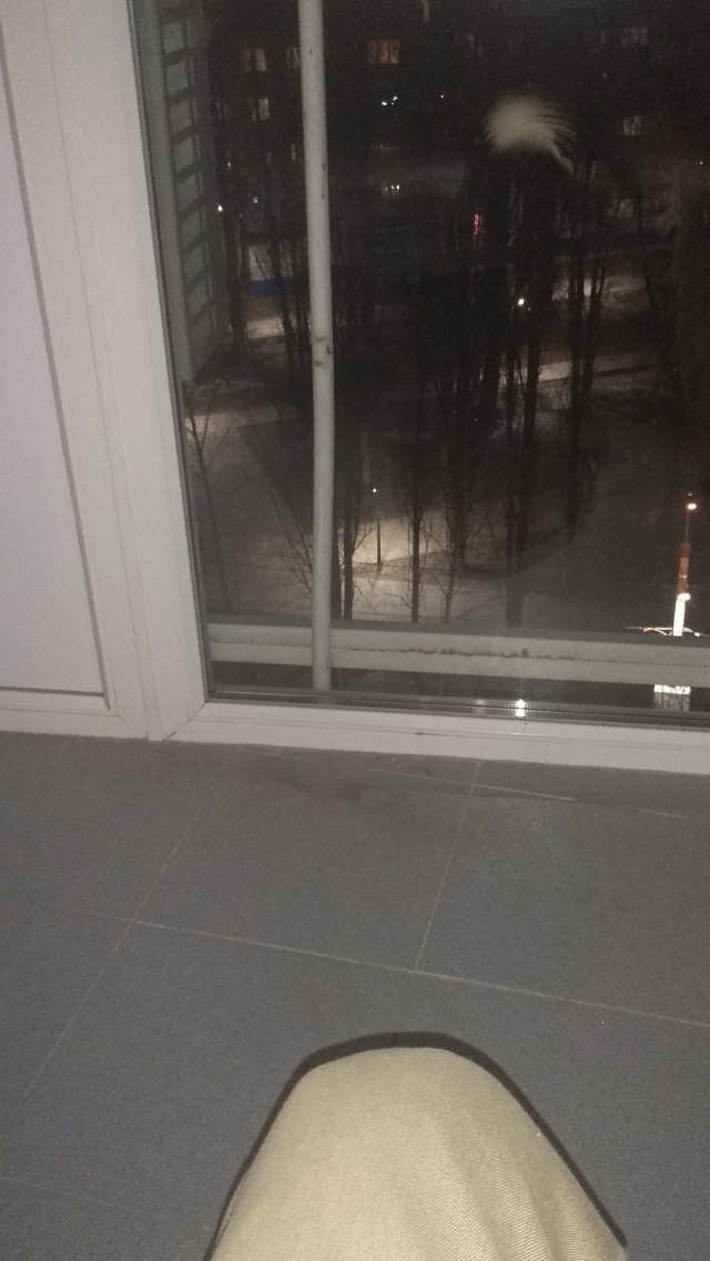 А вы любите курить на балконе голышом?