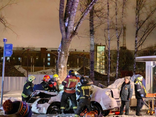 На Перовском шоссе в Москве легковушка влетела в столб и сбила человека, стоявшего на остановке