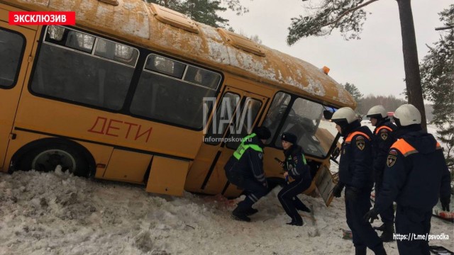 Автобус с детьми улетел в кювет, пытаясь избежать столкновения с фурой