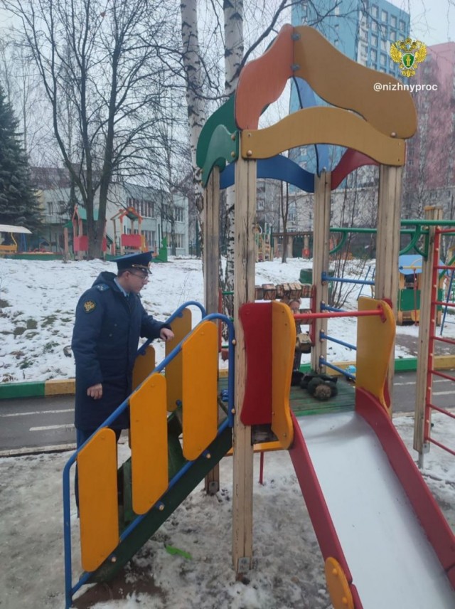 3-летний мальчик погиб на детской площадке, зацепившись за горку капюшоном