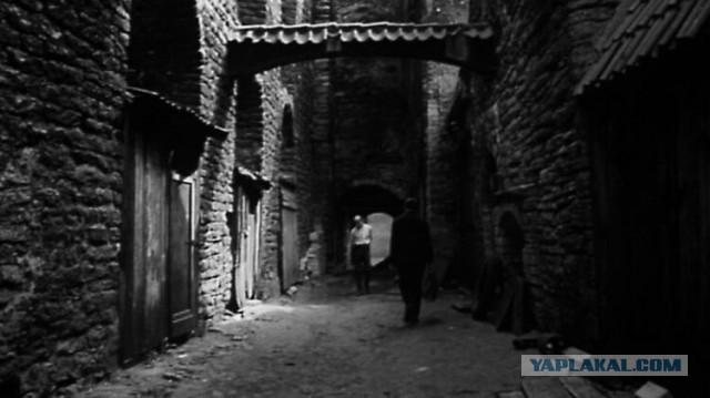 Человек в проходном дворе