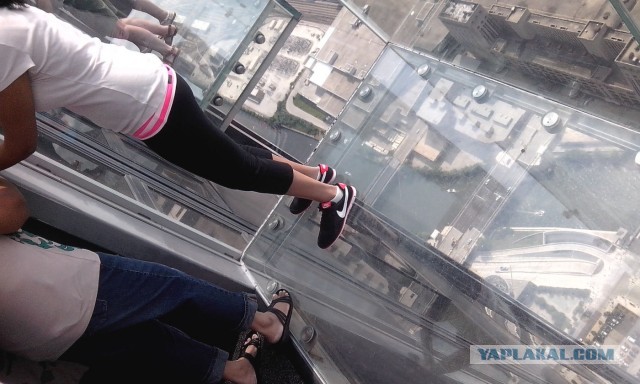 С небоскреба Willis Tower падают кирпичи