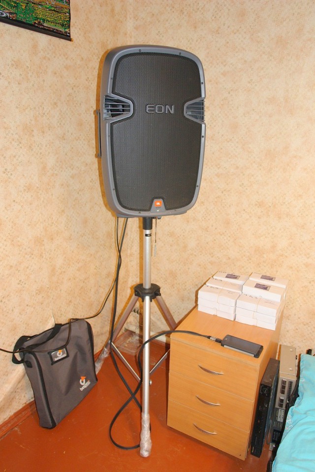 Пришел домой, подключил телефон к колонке...