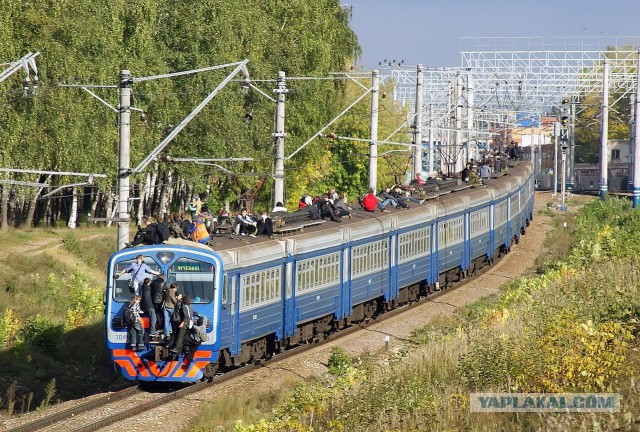 Ледяной дождь в Москве, электричка пускает салют