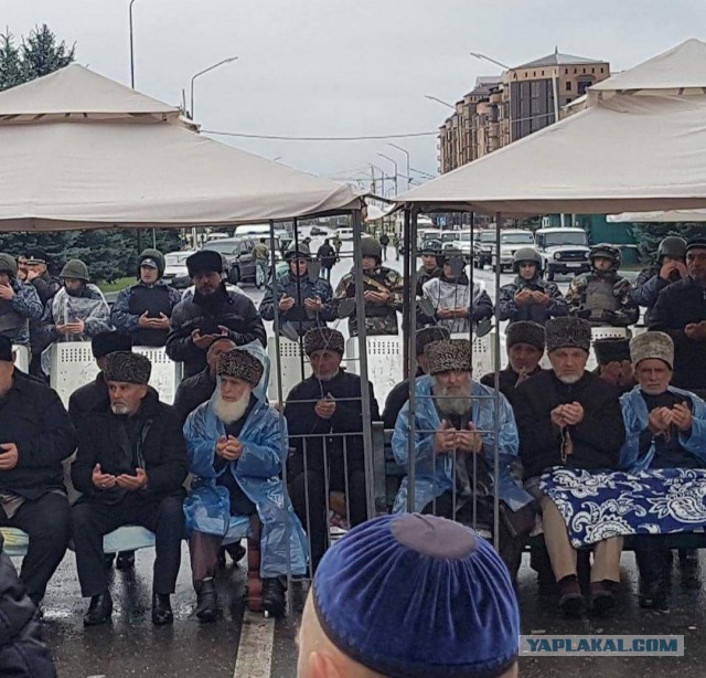Беспорядки в Ингушетии продолжились: силовики братаются с протестующими