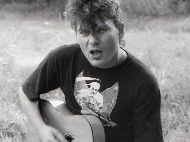 До боли знакомые лица из 90-ых. Помните их?