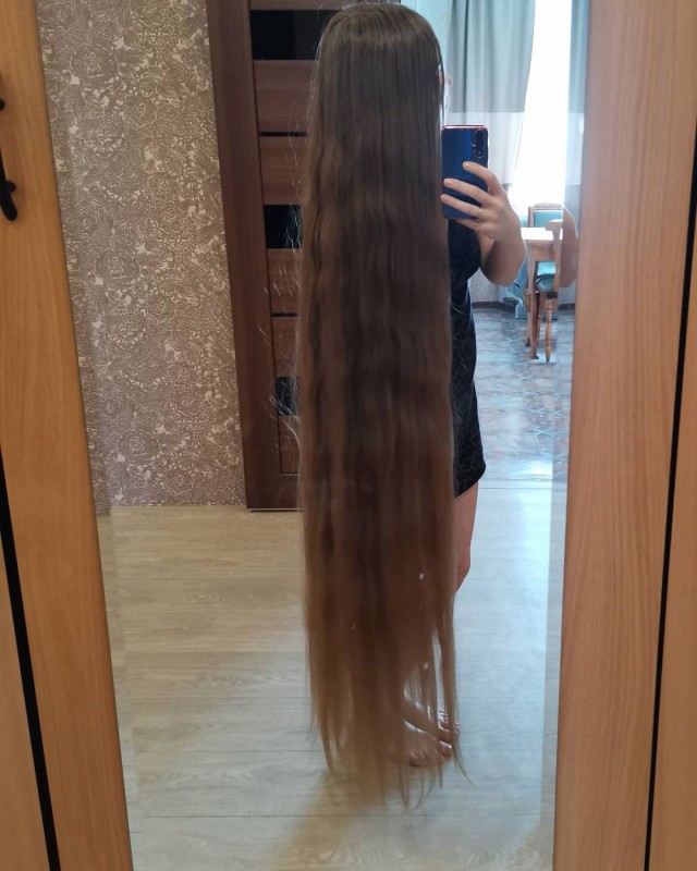 Жительница Иркутска не стригла волосы 23 года и показала результат