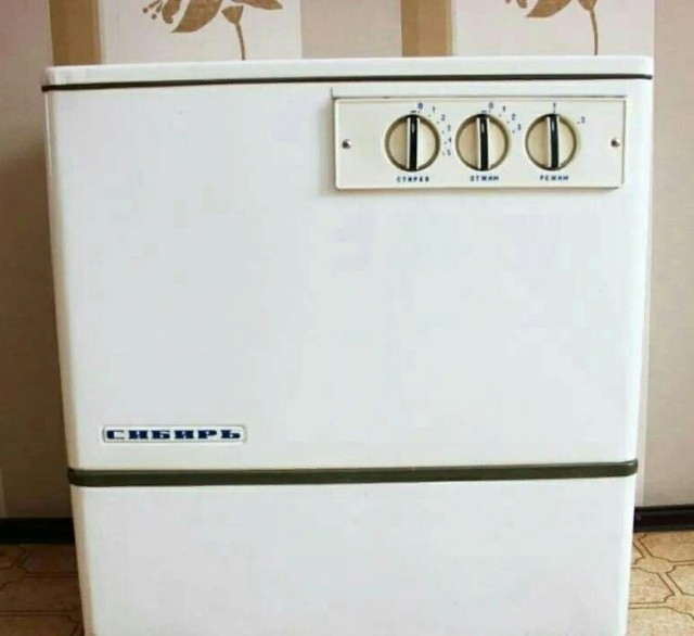 Стирка в машинке «Рига» в московской квартире, 1963