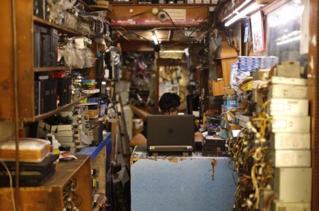 В Индийских мастерских собирают рабочие ноутбуки за $100, используя части из выброшенных устройств