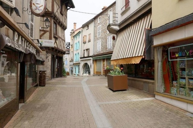 Во Франции отдают дома всего за 1 евро