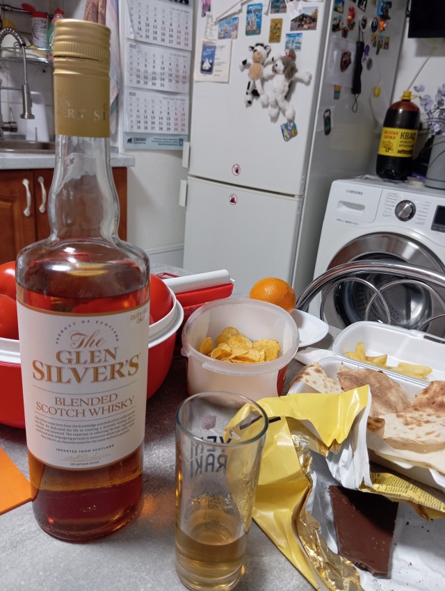 Вот! Первый раз за всю жизнь подошёл гомункул и предложил купить ящик бухла.