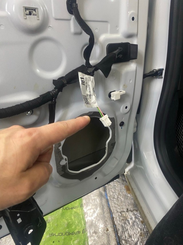 Отгадайте,в каком новом автомобиле стоимость практически 1.4 миллиона нет хотя бы самых простых динамиков?