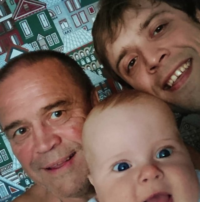 Вокалист панк-группы «План Ломоносова» и актёр Александр Ильин отмечает сегодня день рождения