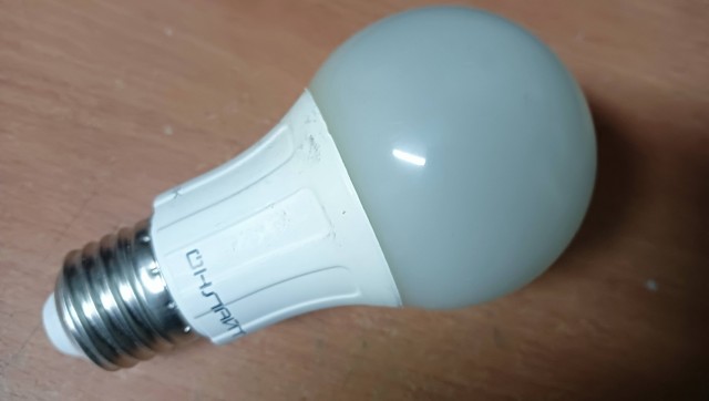 Выпьем, не чокаясь... за лампочку над парадной.