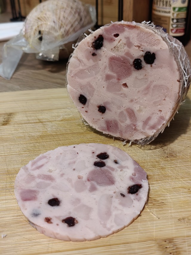 Есть ли в сосисках и колбасе мясо