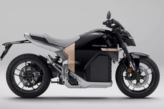 Honda начала продажи своего первого электромотоцикла. Цена новинки - от 1,3 млн рублей